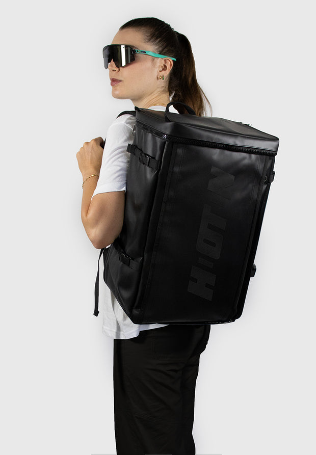 donna con zaino da trasferta per ciclista nero