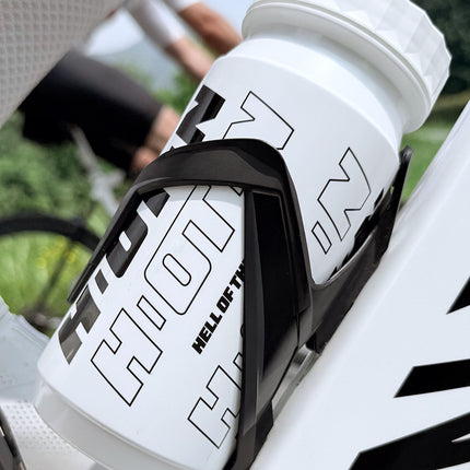 borraccia da ciclismo bianca HOTN con logo su bicicletta bianca