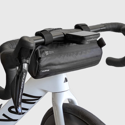 borsa da manubrio per bicicletta montata su bici da corsa