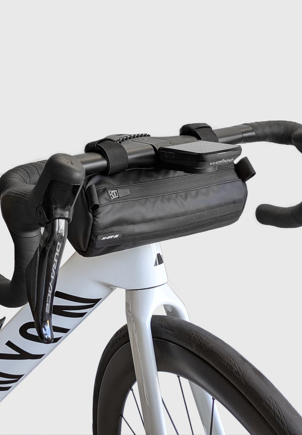 borsa da manubrio per bicicletta montata su bici da corsa