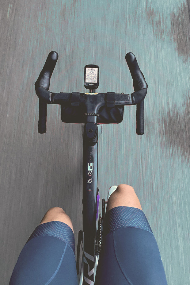 ciclista in movimento vista da alto borsa manubrio montata HEM Handlebar Bag