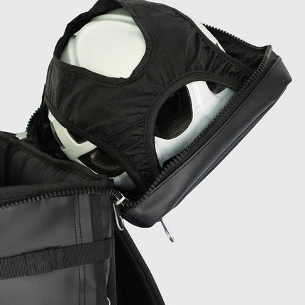 dettaglio porta casco zaino da trasferta per ciclista 