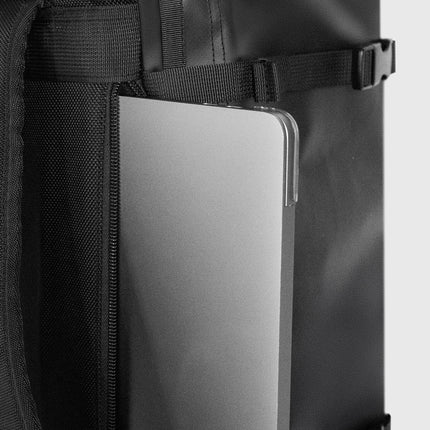 dettaglio tasca laptop zaino da trasferta per ciclista