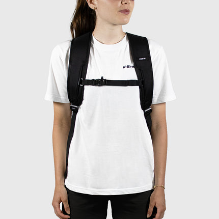 donna con occhiali e zaino da trasferta per ciclista giallo