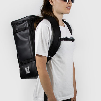 donna con zaino da trasferta per ciclista nero