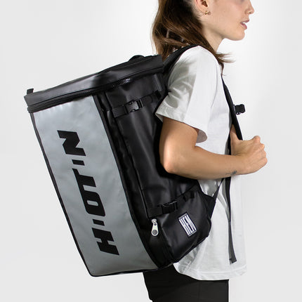 donna con zaino da trasferta per ciclista giallo vista laterale