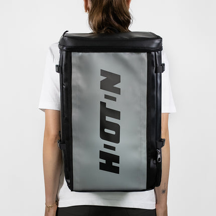 donna con zaino da trasferta per ciclista grigio