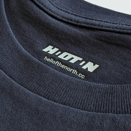 maglietta in cotone blu con logo HOTN dettaglio stampa colletto