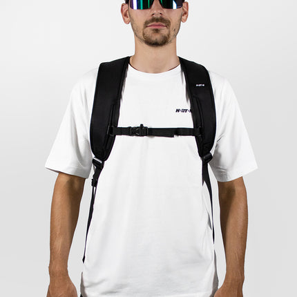 uomo con occhiali e zaino da trasferta per ciclista giallo